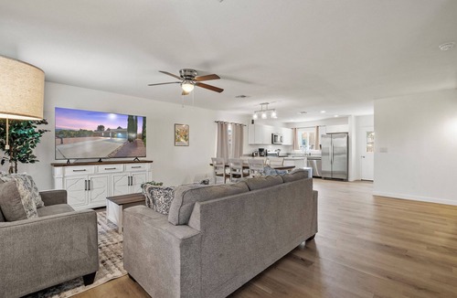 Sierra Vista House | l New l Fully Remodeled 3Br/2BTH l 1 min to Veterans Memorial Park l Central LOC