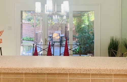 Farmers Branch House | La Casita Dallas~A Classy Townhouse in Central Dallas-Special Sale Rate for May