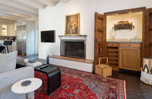 Historic Eastside House | La Joya Escondida, Deck, Views, WIFI, Grill