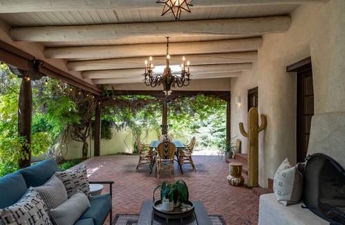 Historic Eastside House | La Joya Escondida, Deck, Views, WIFI, Grill