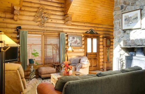 Alto House | 'Lacy's Log Cabin' Alto Home w/Mountain Views!