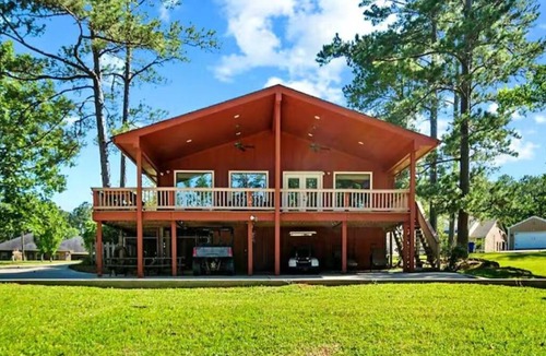 Brookeland Cabin | Lake Front Cabin! Pool, Basketball, Boat parking & Firepit. Lots of parking.