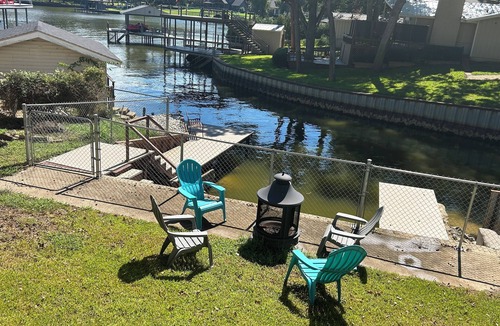 Tool House | Lake Front Cozy Cottage - PRIVATE DOCK - KAYAKS INCLUDED! LATE SUNDAY CHECKOUT
