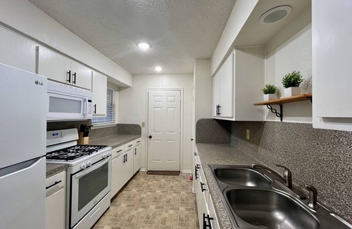 Brushy Creek House | Lake Greenbelt Getaway ★ Patio Golf-Putt King & Queen Beds Travel Crib
