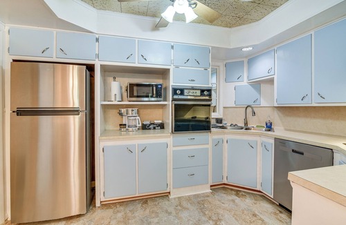 Lake Jackson House | Lake Jackson Home w/Yard, 14 Mi to Beaches!