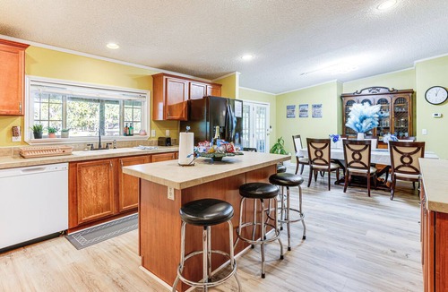 Oakhurst Cottage | Lake Livingston Home w/Dock & Deck!
