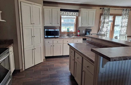 Chandler House | Lake Palestine Lakefront, Dock, Deck. 3 bd 2bt Large yard, Beautiful Sunrises