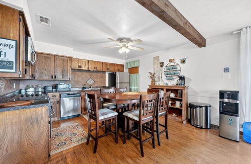 Quinlan Cabin | Lake Tawakoni Oasis GameHouse,Waterfront, BoatHouse,Fishing Retreat,Hot tub