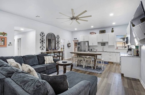 Kingston House | Lake Texoma Getaway | 7BR | w/Pavilion | Sleeps up to 16