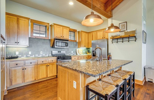 Jonestown House | Lake Travis Views! Hollows Cabin, Pools, Sleeps 10