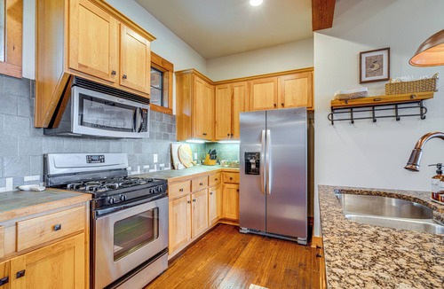 Jonestown House | Lake Travis Views! Hollows Cabin, Pools, Sleeps 10