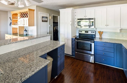 Malakoff House | Lakefront 4 bedroom retreat w/boatdock/party deck, kayaks and outdoor bar.