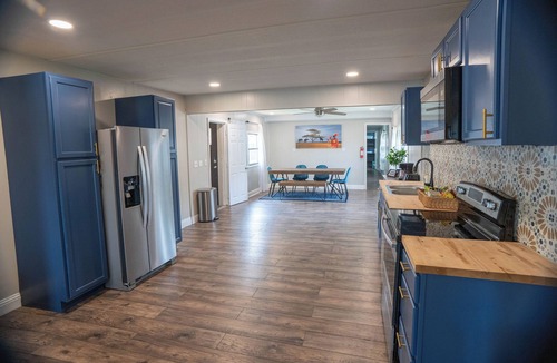 Enchanted Oaks Cabin | Lakefront Cabin: Fishing, Free Kayak, Jetski, Dock, Swimming, Hot Tub, BBQ,