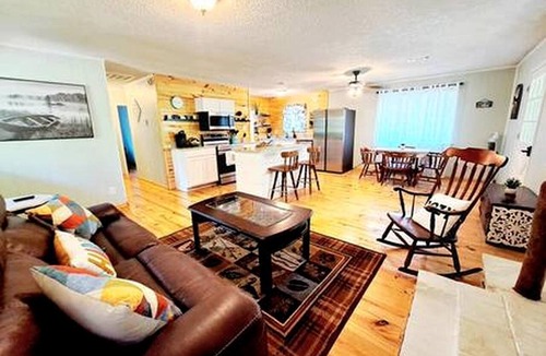 Jefferson Cabin | Lakefront Family Cabin with Jacuzzi, Fire Pit and Yard in Texas