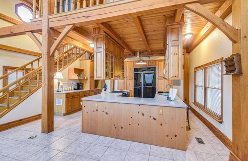 Texas Gulf Coast Region House | Lakefront Gem on 32-Acre Lot in Angleton!