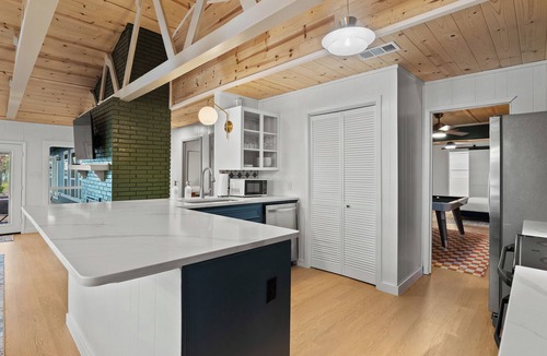 Gober House | Lakefront Getaway: Hot Tub, Stunning Views, Kayaks, Cozy Vibes & Game Night