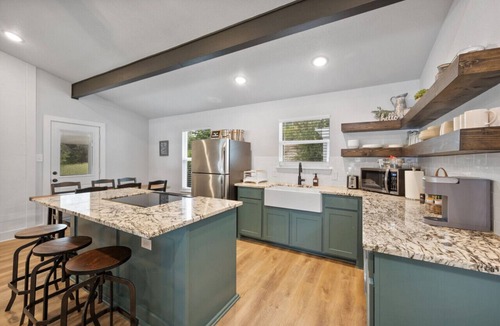 Dennis House | Lakefront, Kayaks, 2.5 acres, March Dates Open