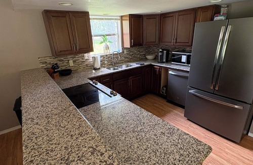 McQueeney House | Lakehouse 3BR Retreat –Kayaks, Paddleboards, Floating Dock, PingPong, Volleyball