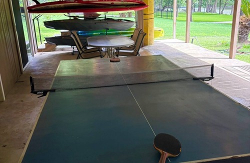 McQueeney House | Lakehouse 3BR Retreat –Kayaks, Paddleboards, Floating Dock, PingPong, Volleyball
