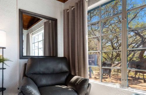 Volente Cabin | LakeTravis Bungalow 2