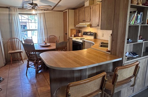 Rutheron House | LAKEVIEW 2-bedroom home overlooking Heron Lake