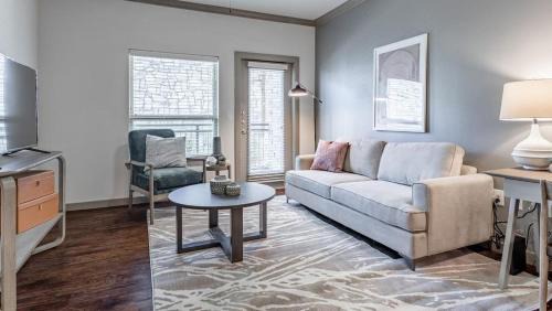 Georgetown Apartment | Landing Modern Apartment with Amazing Amenities (ID8123X17)