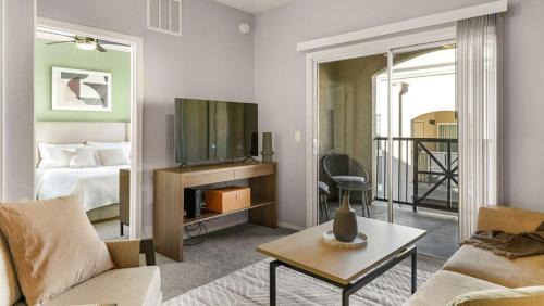 Tucson Apartment | Landing - Modern Apartment with Amazing Amenities (ID8166X52)