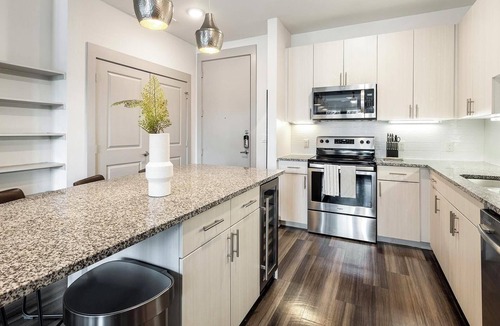 West Dallas Apartment | Landing | Stylish 1BD in Kessler Park
