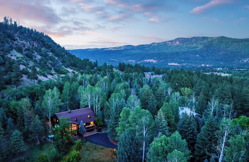 Durango House | Large 5 Bedroom 4 bath + hot tub 15 minutes to Purgatory or Durango 4 King beds