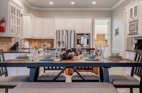 Kingston House | Large 5-bedroom house with WiFi, salt water pool, pool table and shuffle board!