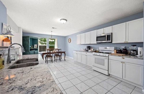 Elmo House | Large 6 BR king beds, fireplace, kids area, 4 TVs in Rockwall, TX - East Dallas