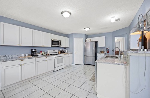 Elmo House | Large 6 BR king beds, fireplace, kids area, 4 TVs in Rockwall, TX - East Dallas