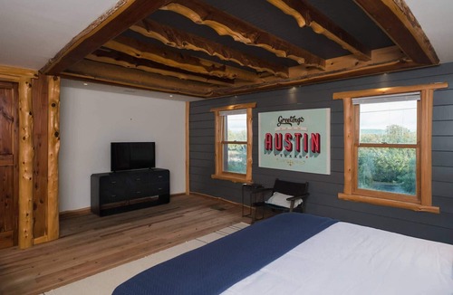 Hudson Bend House | Large Rustic Log Cabin near Lake Travis with 2 Master Suites and Scenic Views