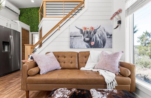 Spicewood House | Lazy Cow 2-bedroom Tiny home in Spicewood with WiFi, AC