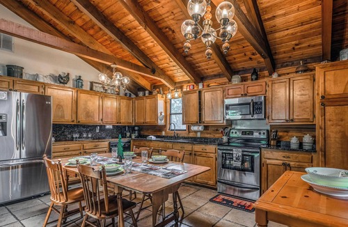 Ruidoso Cabin | Lincoln Log Cabin | Step Into Nostalgia w/Hot Tub, Mountain Air & Pet Friendly