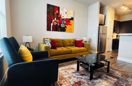 Dallas Apartment | LOCATION! LOCATION! IN THE HEART OF DALLAS! 10% off weekly stay 20% monthly.