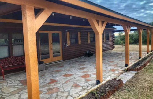 Mico Cabin | Log House-2 bedroom with Sunset Resort Access on Medina Lake