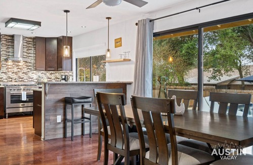 Mesa Park House | Lounge Poolside & Grill Stylish Space for Groups, Games/Foosball Mins to Domain