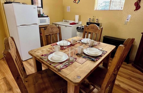San Lorenzo Apartment | Lovely Pet-Friendly Suite with Kitchen at Lake Roberts