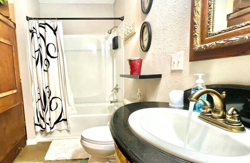 Valley View Bed & Breakfast | Lubbock Room in Red Oak Lodge @ Towering Oaks b&b