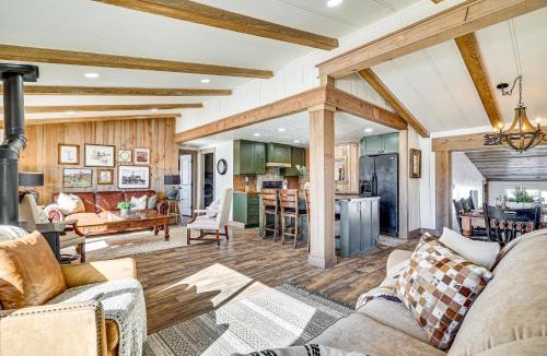 Blue House | 'Luna Ranchhouse' Nestled Among the Pines!