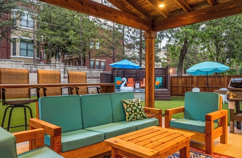 Arlington House | LUX Backyard Oasis, Pool, OutdoorTV, Covered Patio, Loungers, Walk to Stadiums