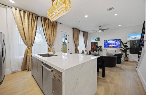 Foster Place House | Lux Beau Medical Center; Downtown; Houston NRG WorldCup Stadium W HotTub & Sauna