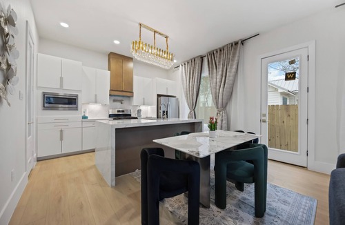 Foster Place House | Lux Grand Dtown; Hou/NRG WorldCup Stadium; Med Ctr; HotTub/Sauna; 6 Bedrooms; 20