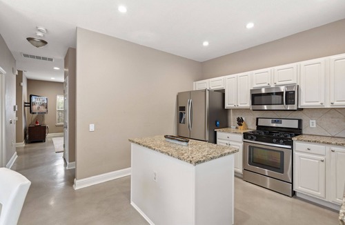 East MLK House | 🏝️LUX Hot Tub +Chiller Near DT: Spa Baths, Yard Games, Arcade, Parking, SLEEPS 18