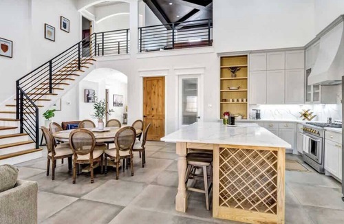 Central Arlington House | LUX | Walk to AT&T Stadium | GlobeLife | GameRoom | Basketball