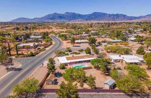Sierra Vista House | Luxe 4BR 2BTH l Pool & Grill l Central Location l Mountain View l Family Vacation l RV Site