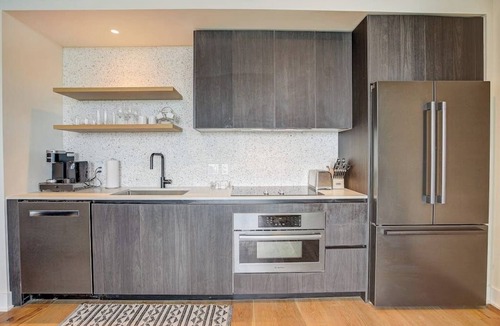 Rainey Street Historic District Condo | Luxe Rainey St corner condo with lakeview balcony, rooftop pool & gym