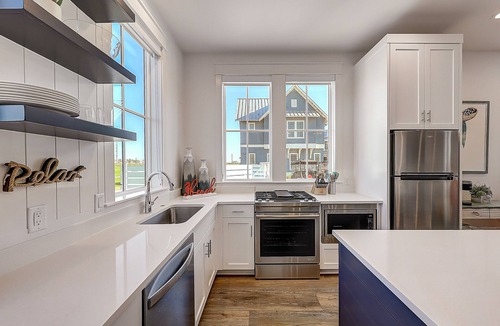 Port Aransas Cabin | Luxe seaside home on the golf course with balcony & pool - close to the beach