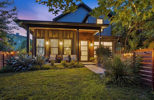 Swede Hill House | LUXE Spacious Downtown Retreat; SwimSpa; BBQ&FreeParking; Steps2 Moody&UT&6th St
